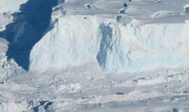 Antarktidoje esantis ledynas vos laikosi