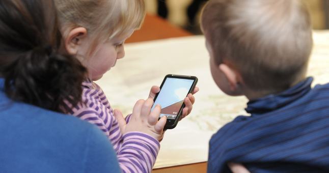Išmokykime vaikus saugiai naudotis mobiliaisiais telefonais