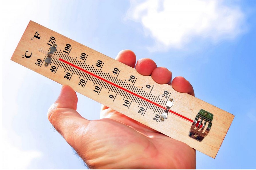 Net ir sveikas jaunas žmogus miršta po šešių valandų buvimo 35 laipsnių Celsijaus ir 100 proc. drėgmės aplinkoje, tačiau nauji tyrimai rodo, kad ši riba gali būti gerokai žemesnė.  Tuomet prakaitas – pagrindinė organizmo priemonė temperatūrai sumažinti – nebeišgaruoja iš odos, todėl galiausiai ištinka šilumos smūgis, organų nepakankamumas ir mirtis.  Ši kritinė riba, kuri pasiekiama esant 35 laipsniams vadinamosios „drėgnojo termometro“ temperatūros („wet bulb temperature“), buvo viršyta tik keliolika kar