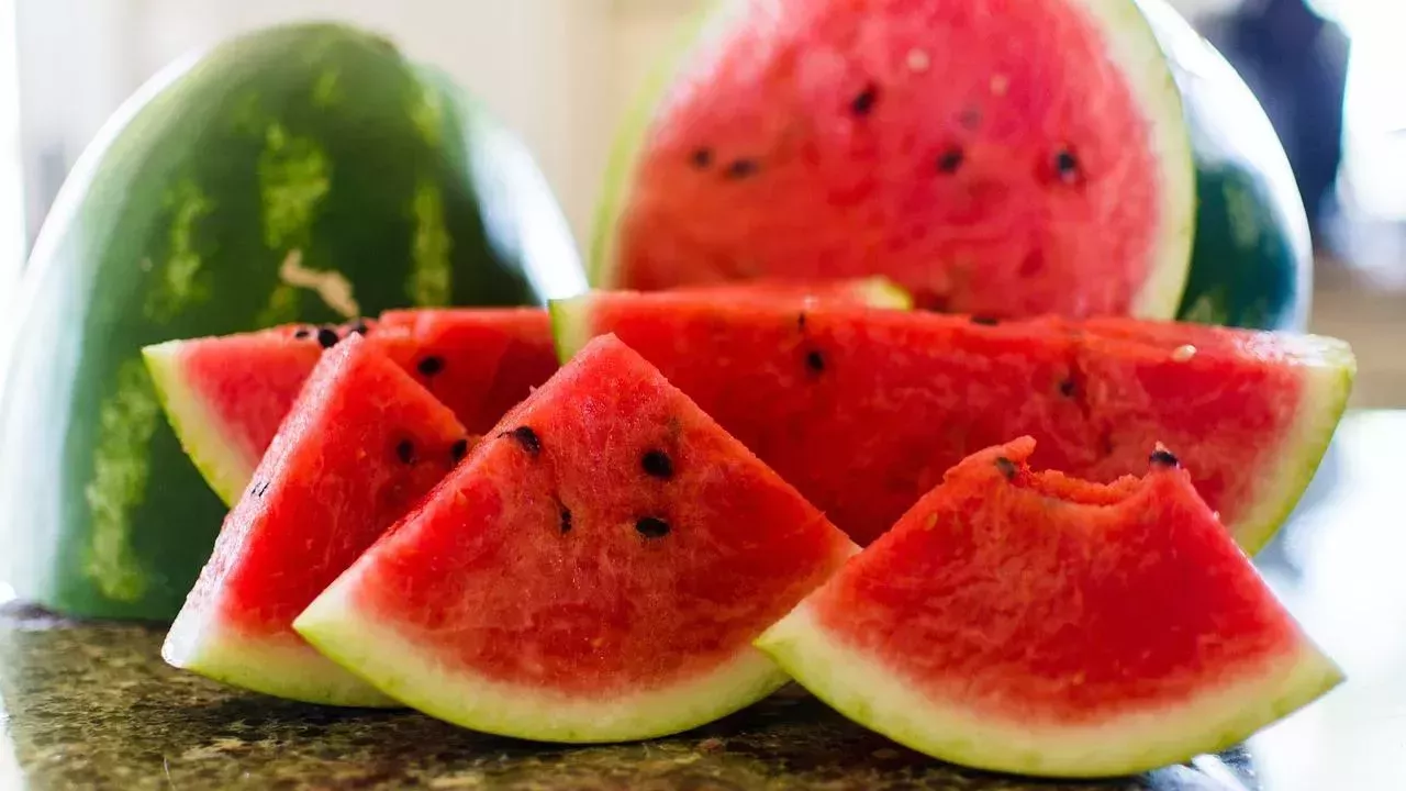 Kas atsitiks, jei naktį išbarstysite arbūzų žieveles sode