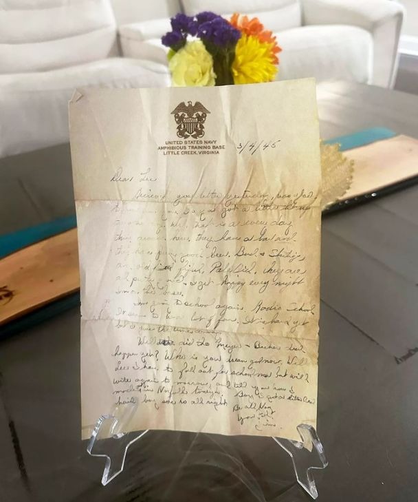 Antrojo pasaulinio karo laiškas / Nuotrauka: Suzanne Flament Smith Amerikietė sako, kad laiške slypi intriguojanti paslaptis.  „Mums su vyru buvo taip smagu bandyti išsiaiškinti: „Gerai, ar jie išmetė jį iš laivo? !“ Bet jis sako: ‚Ne, ten yra smėlio‘. Jei jis buvo išmestas prie Virdžinijos paplūdimio, kodėl srovė jo neatnešė į krantą? Koks laiško tikslas? Atrodo, kad jie yra draugai. Galvoje sukasi visi šie scenarijai“.  Karinio jūrų laivyno viešųjų ryšių pareigūnė April Phillips sakė, kad Jungtinės eksped