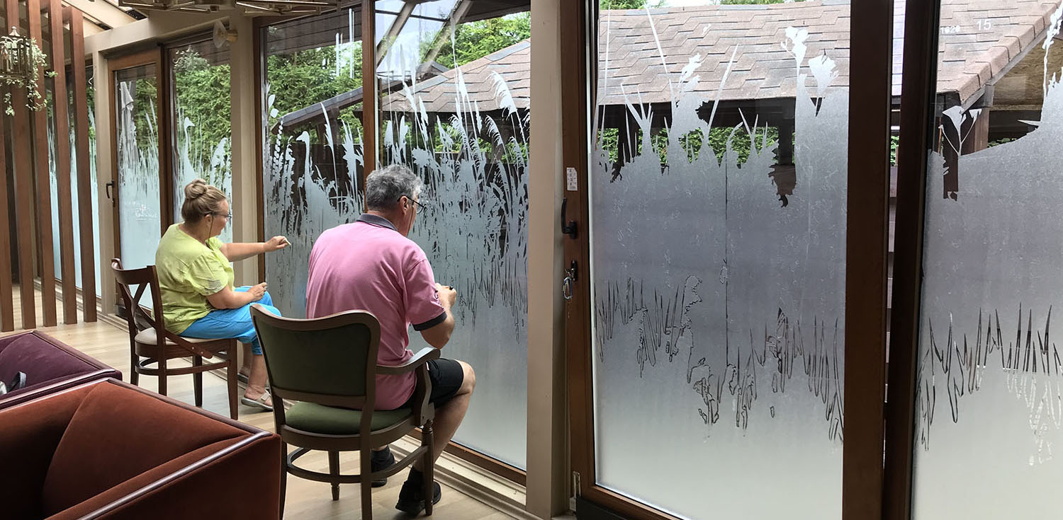 Namų sienoms gyvybės įkvepiantys menininkai: „Mes esame kruopštukai“