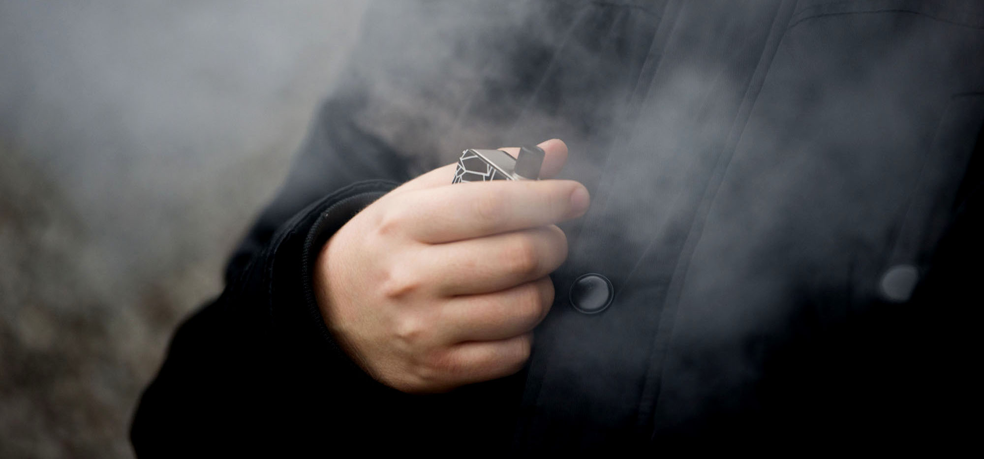 Rūkančius nepilnamečius gaudo prie mokyklų