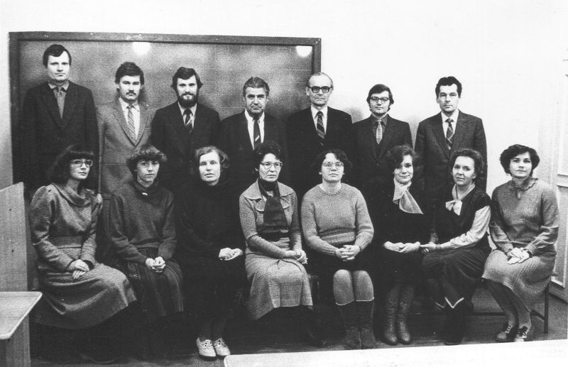 1985 m. Šiaulių pedagoginio instituto Lietuvių kalbos katedra. Antra iš kairės – Dalia Barauskaitė, antras iš kairės – Stasys Tumėnas. Stasio Tumėno archyvo nuotr.