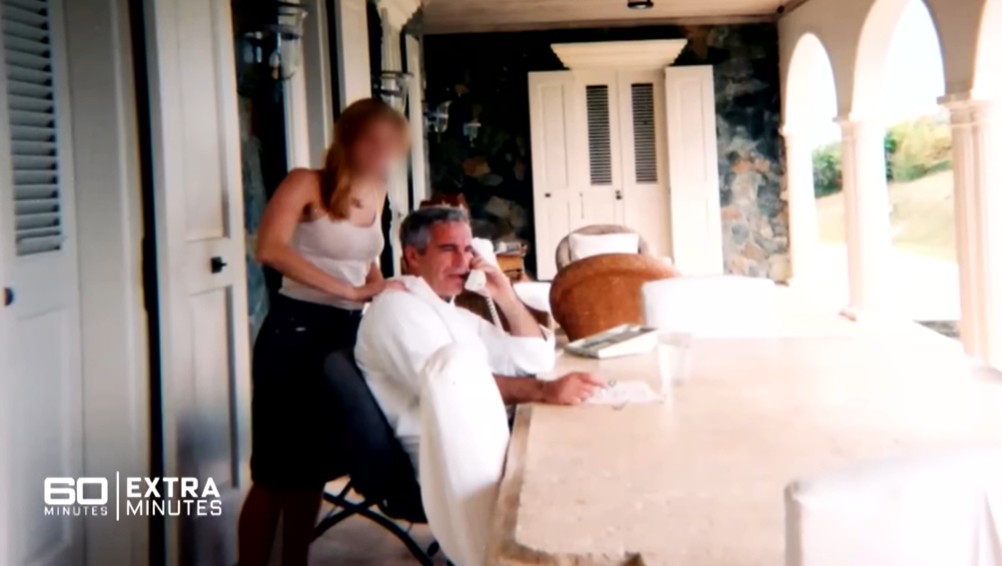 Mergina daro masažą Jeffrey Epsteinui