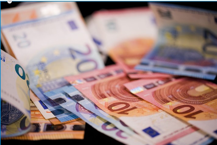 Sukčiai išviliojo dideles sumas