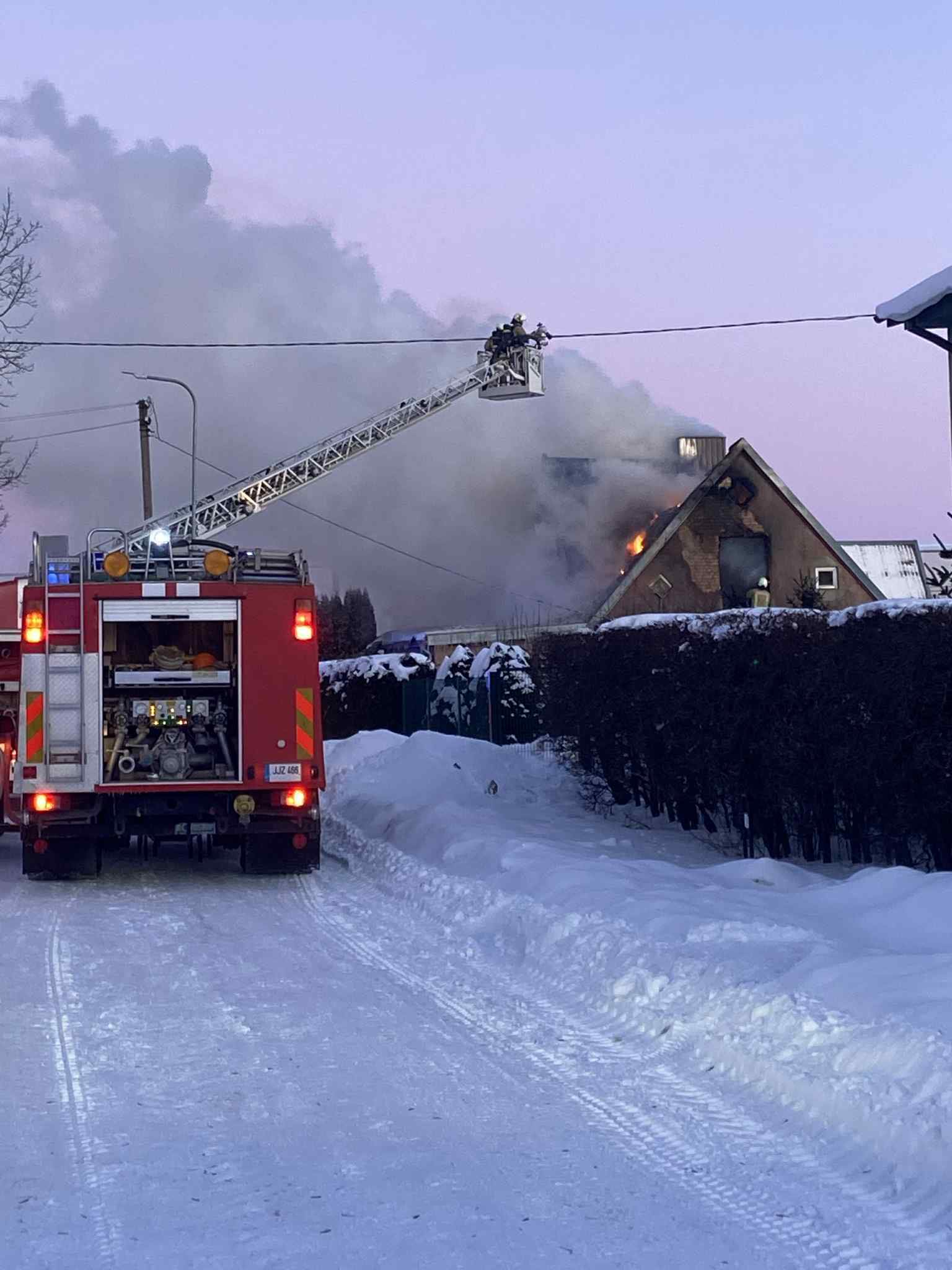 Gaisras, sudegęs namas, pamatai, gaisrinė, žiema