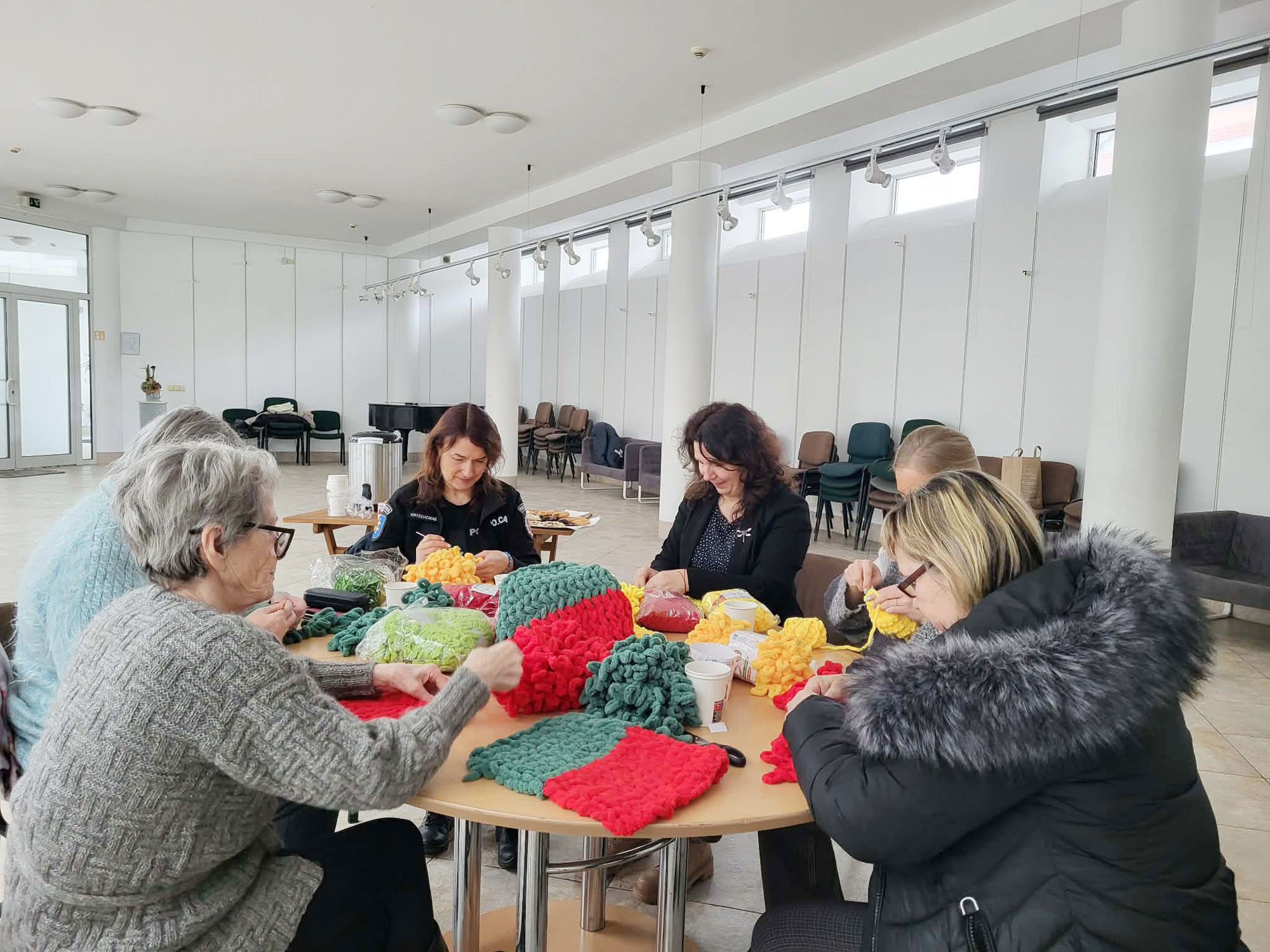 Neringos bendruomenės narės mezgė migdukus