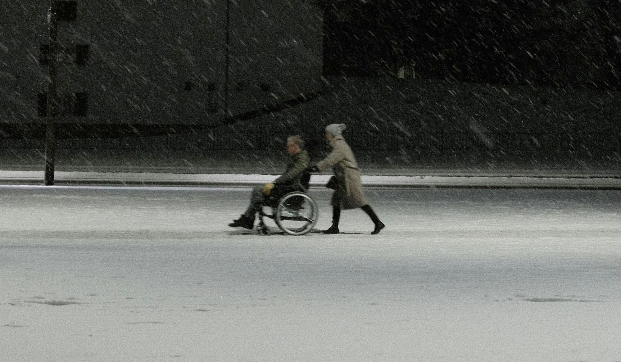 žmonės su judėjimo negalia be pagalbos šią žiemą neapsieina