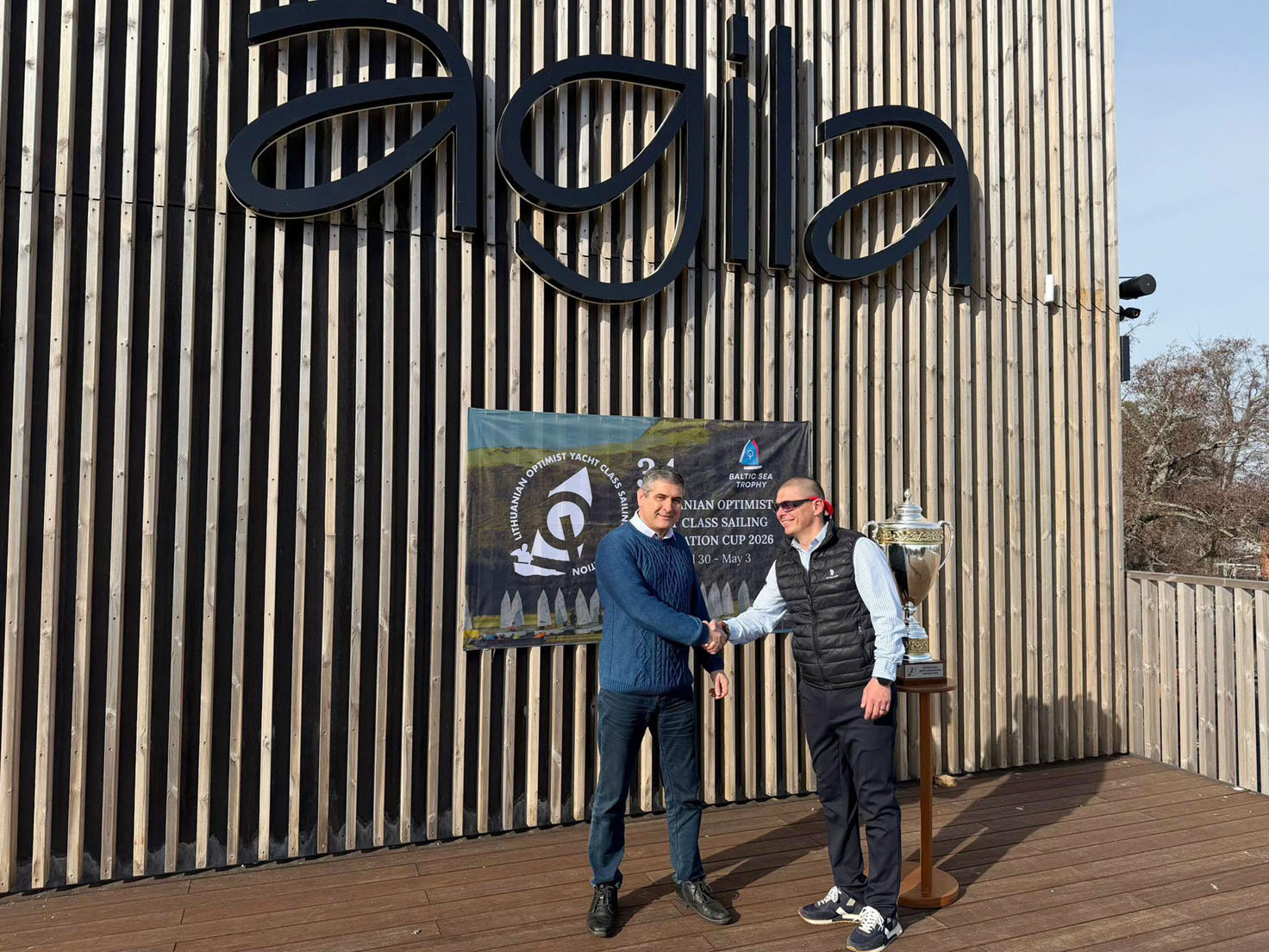 Neringos savivaldybės meras Darius Jasaitis ir Lietuvos „Optimist“ jachtų klasės buriuotojų asociacijos prezidentas Kristupas Valenta