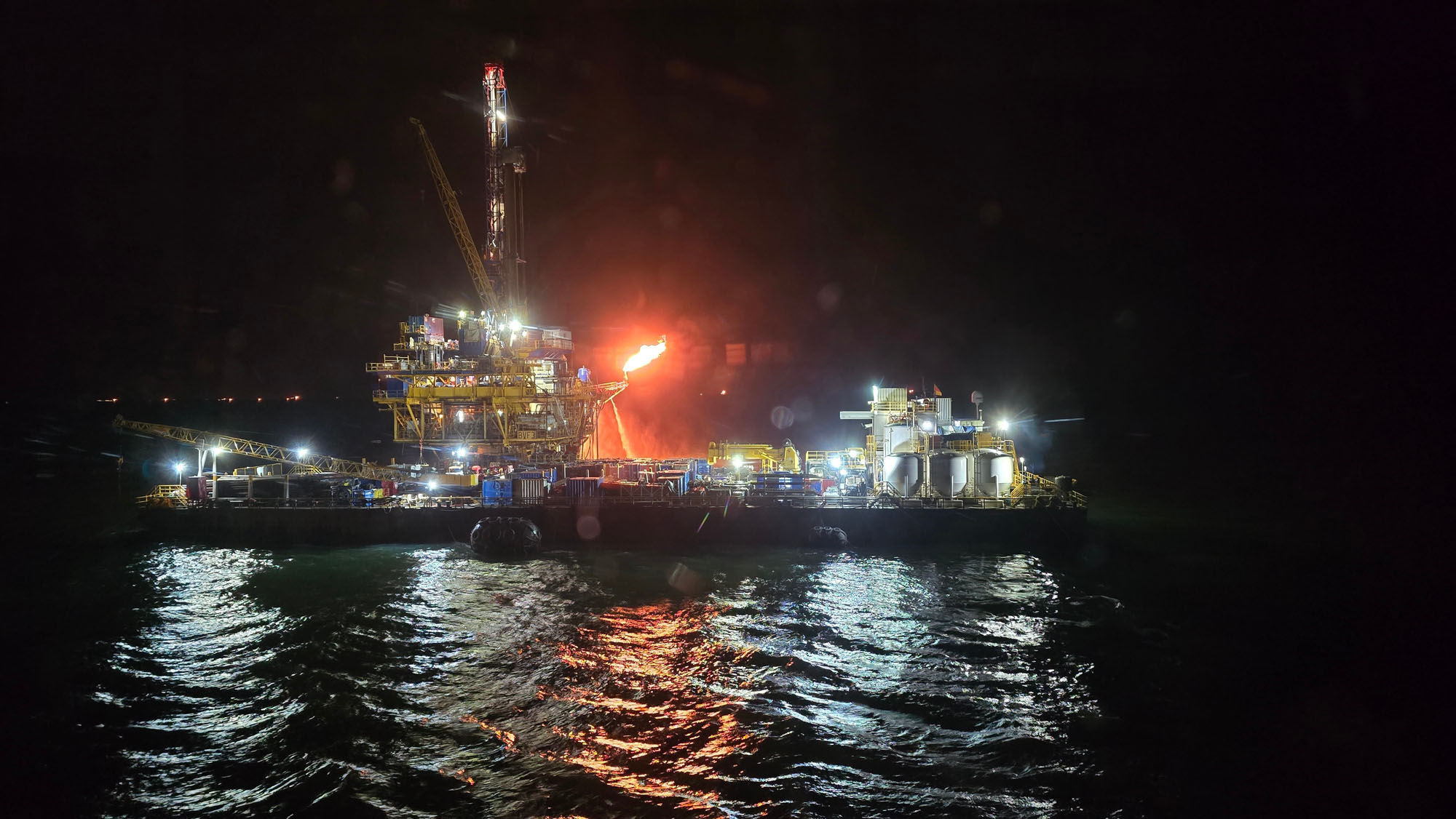 Naftos platformas prie Kamerūno aptarnaujantis laivas