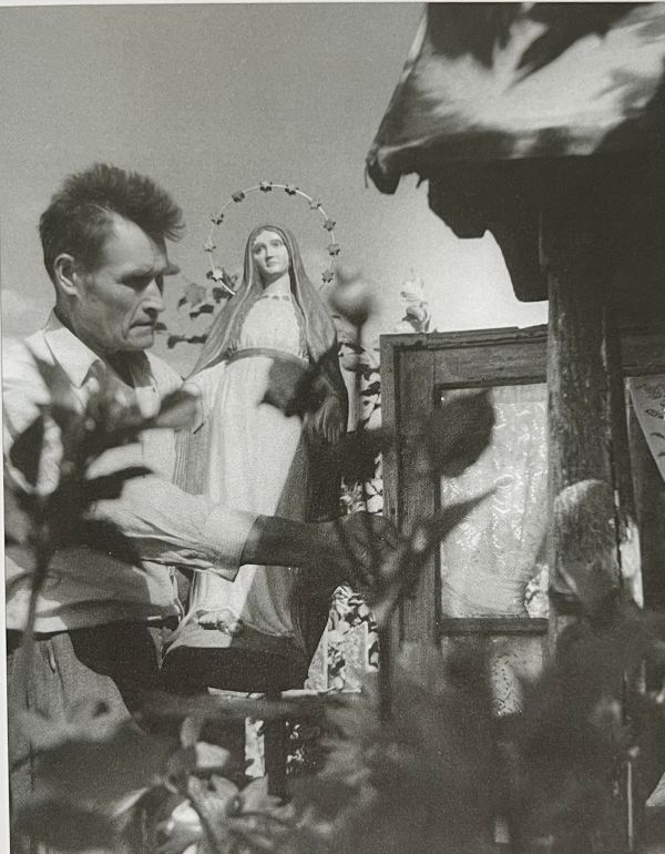 Anicetas Puškorius prie savo kūrinio Marijos Maloningosios skulptūros Voveraičių kaime