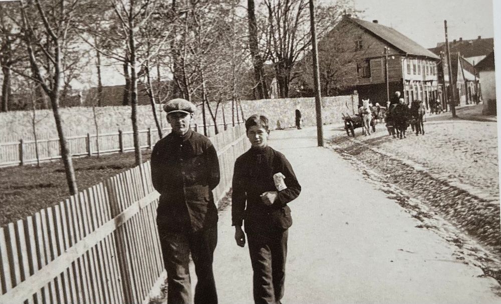 Dviračiais prekiavusi Peisacho Zegermano parduotuvė