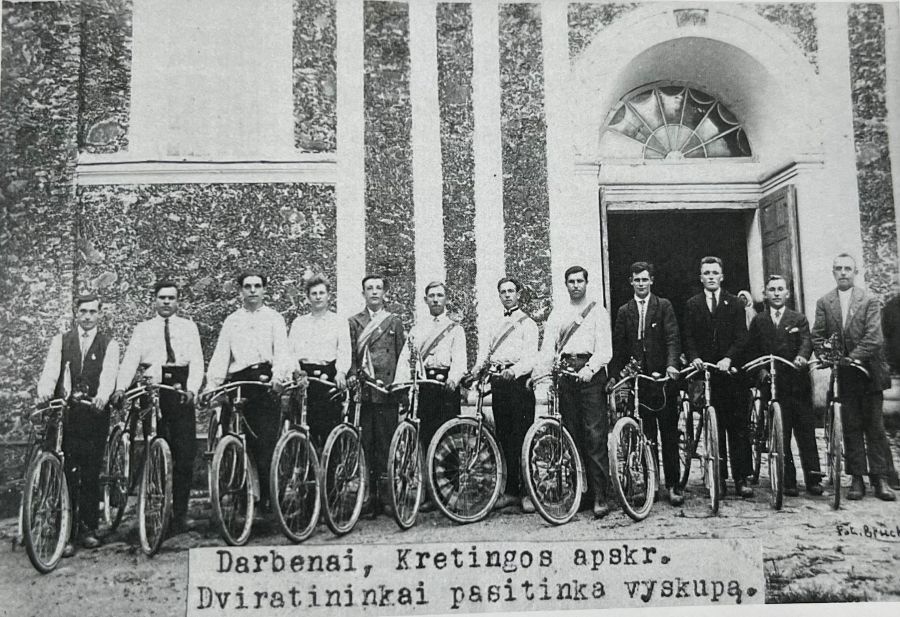 Dviratininkai prie Darbėnų bažnyčios laukia atvykstant Telšių vyskupo