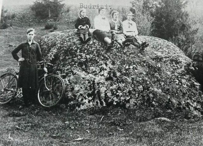 Dviratininkė su draugėmis Budriuose Kretingos apskrityje prie riedulio