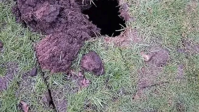 Golfo aikštyne atsivėrusi duobė