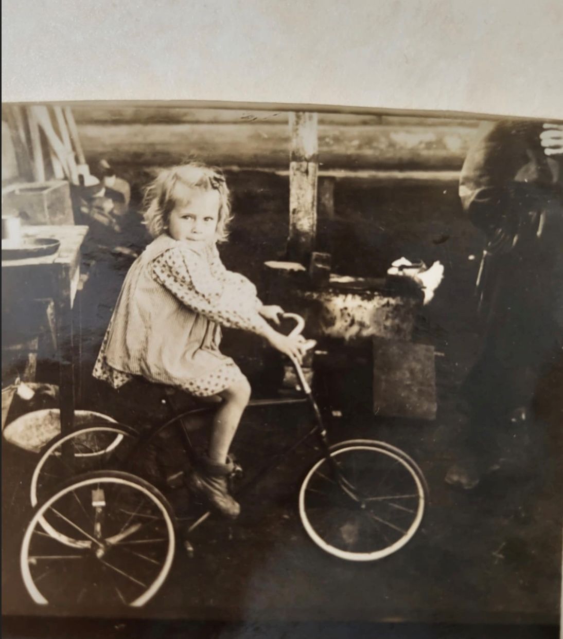 Mergaitė su triratuku