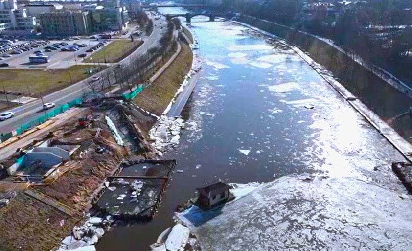 Namelis plaukia Neryje