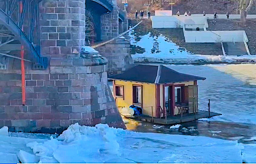 Namelis plaukia Neryje