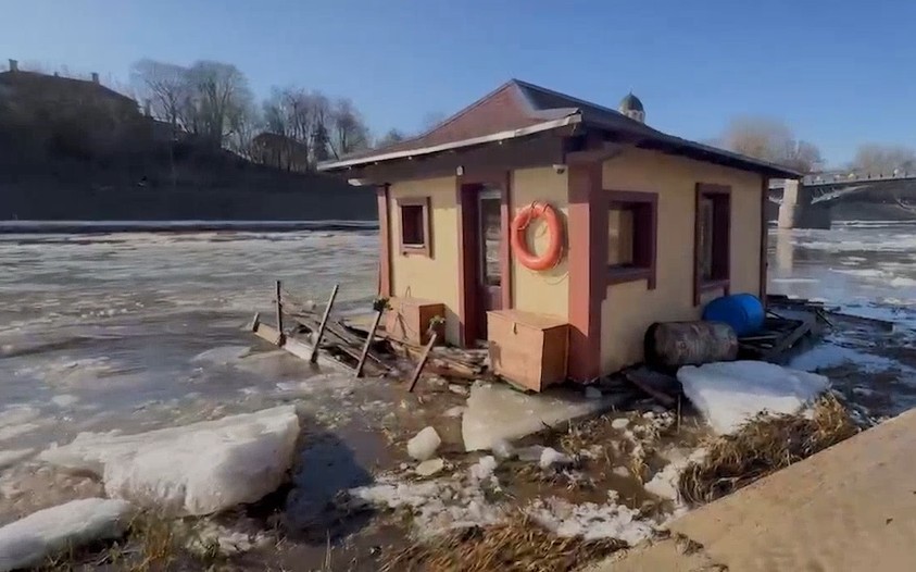 Namelis plaukia Neryje