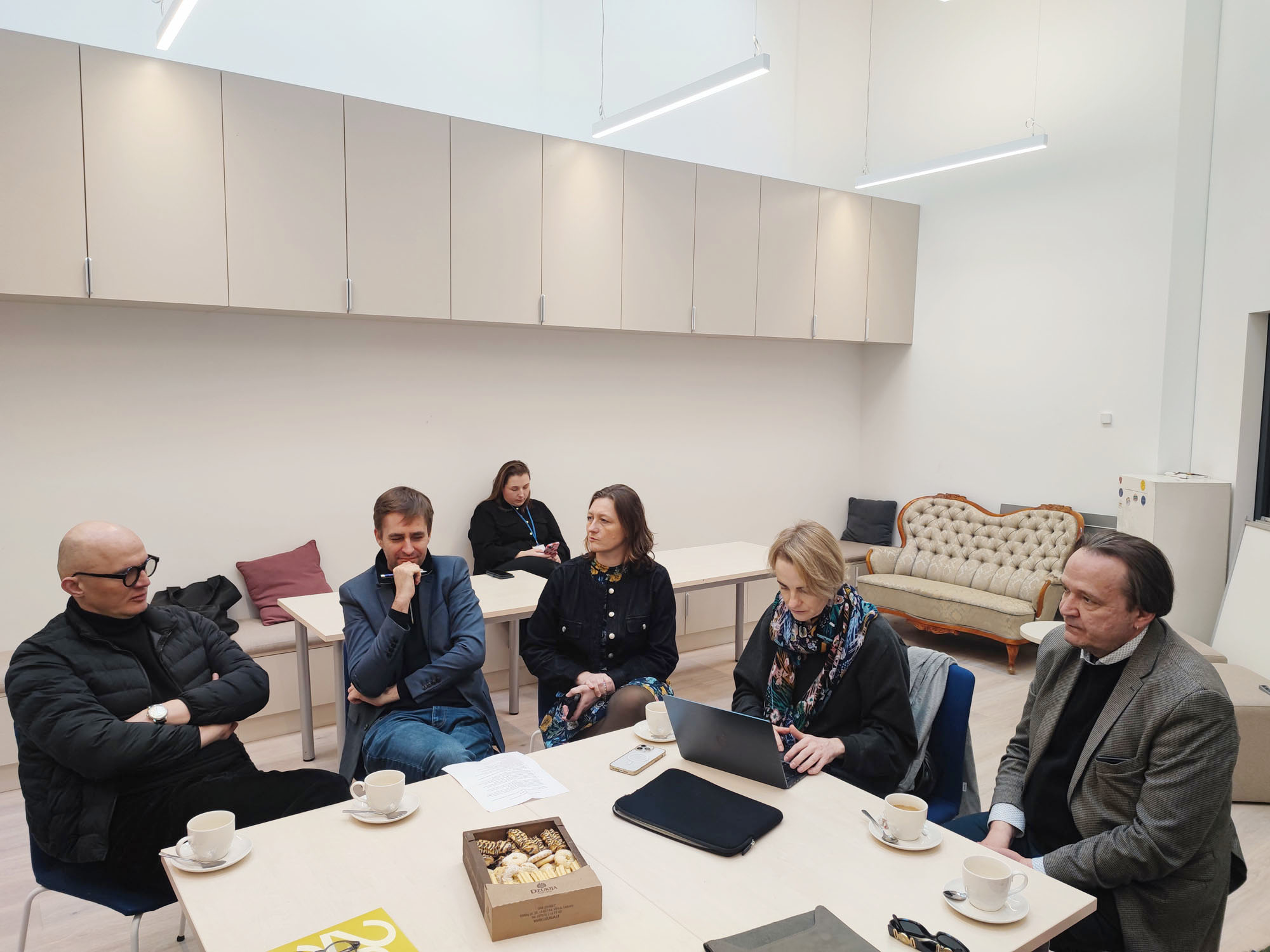 Kartu su festivalį organizuojančios „Pilietinės medijos“ atstovais aptartas pasiruošimas pirmajam festivalio renginiui Nidoje