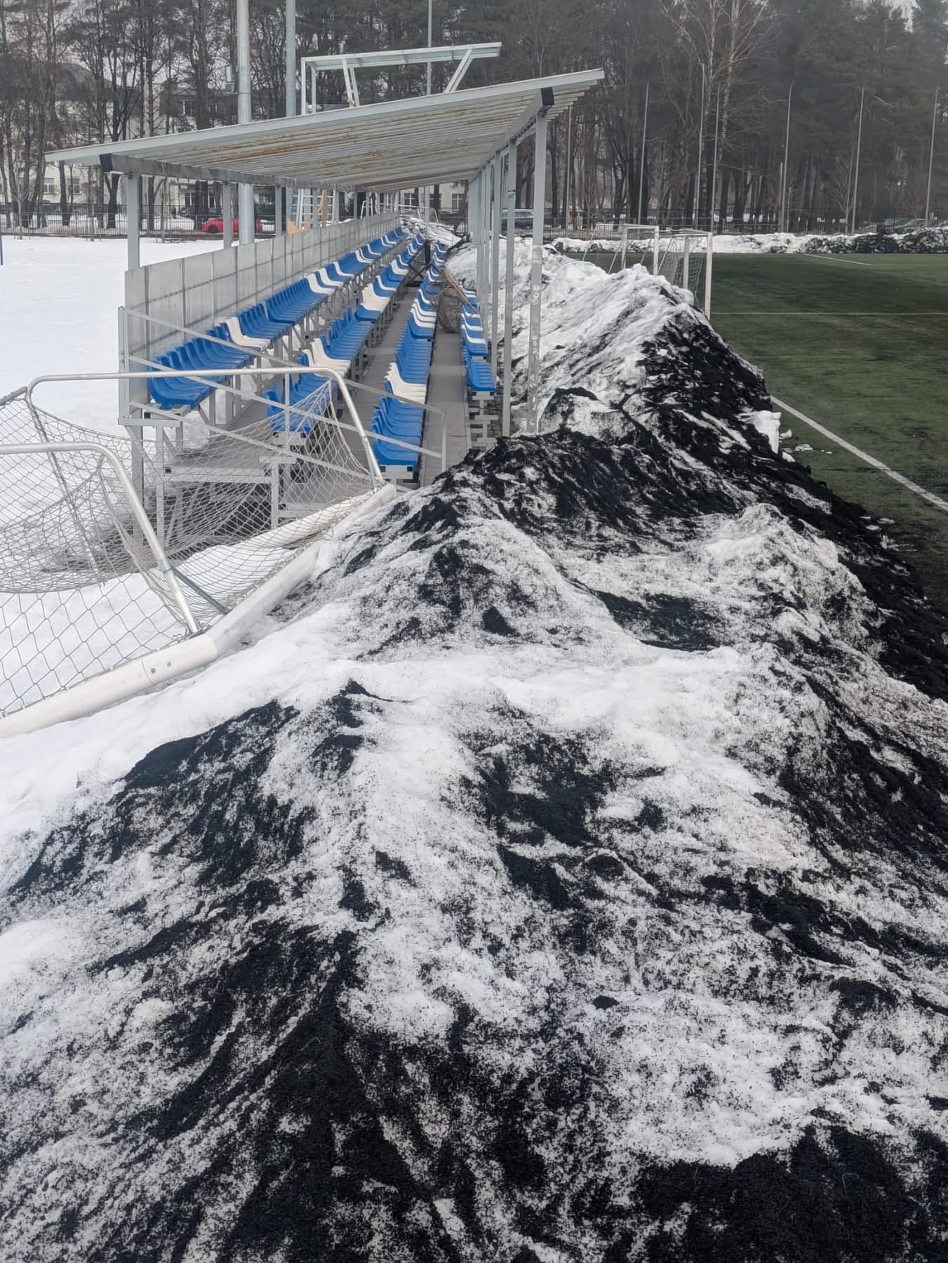 Sniego valymo darbai stadione