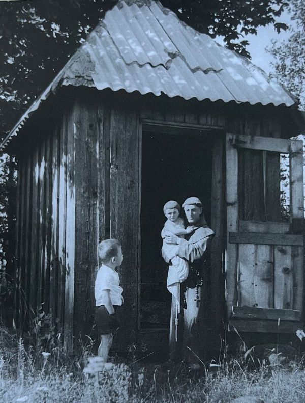 Šv. Antano su kūdikėliu skulptūra prie Imbarės kaimo senkapių koplytėlės