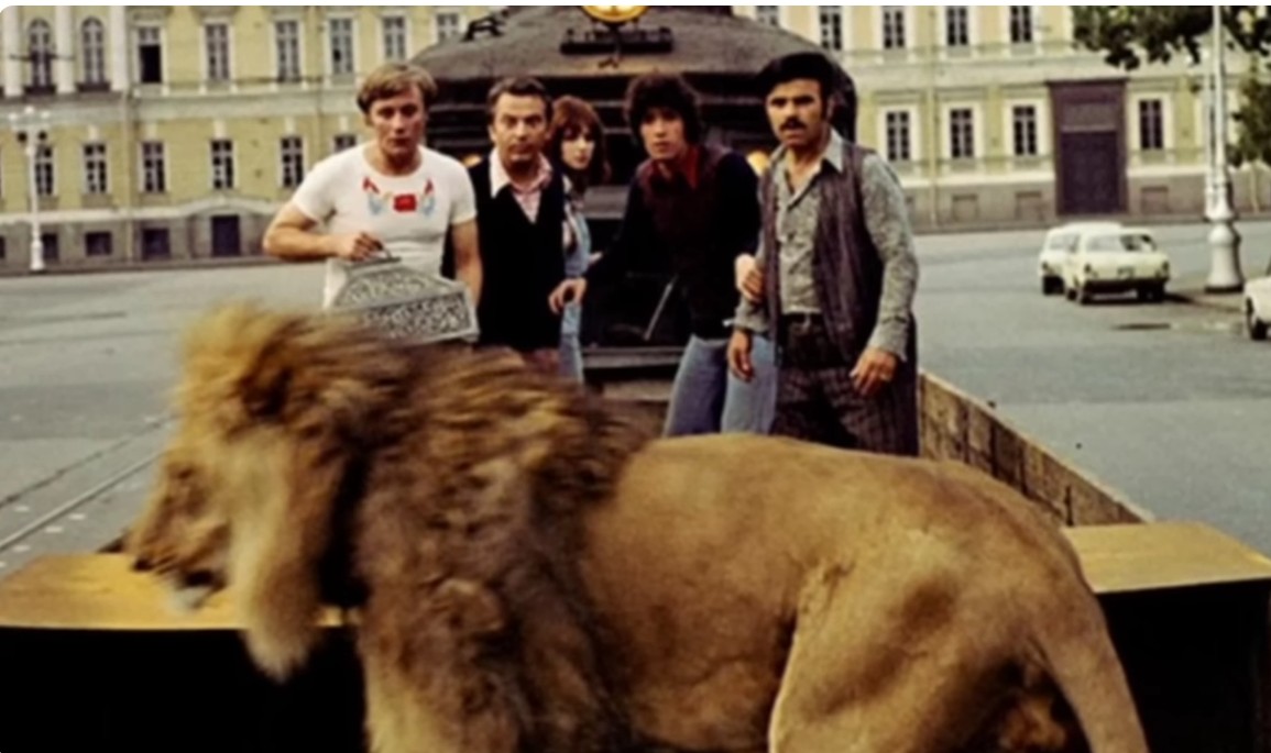 Filmo „Neįtikėtini italų nuotykiai Rusijoje kadras