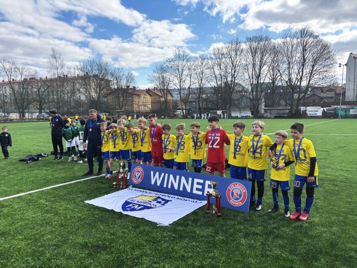 Treneris Edmundas Gaigalas su auklėtiniais