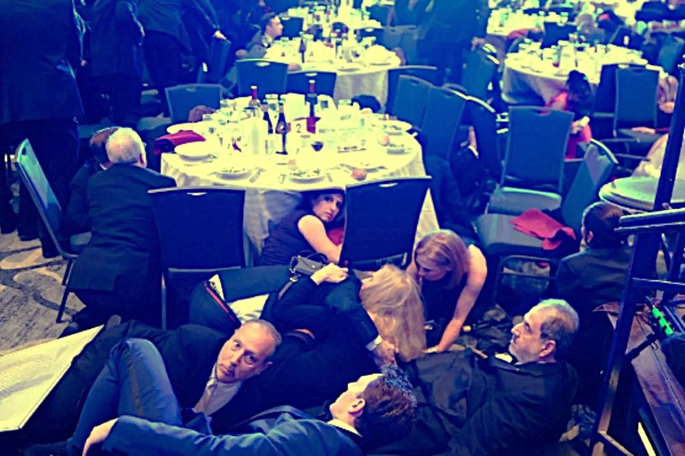 Svečiai slepiasi nuo šūvių