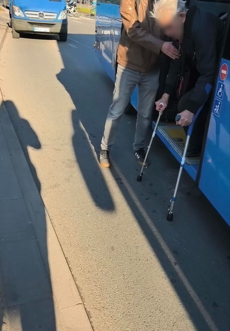 Autobusų stotelė, žmogus su negalia, mikroautobusas