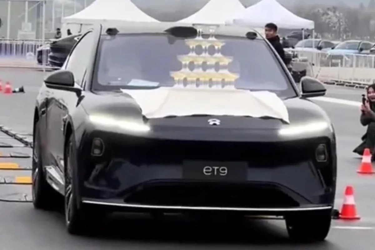 Ant automobilio pastatytas šampano bokštas