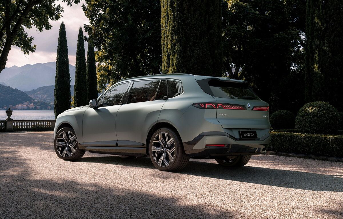 Gamoje bus pristatyta ir elektrinė „BMW iX5 L“ versija