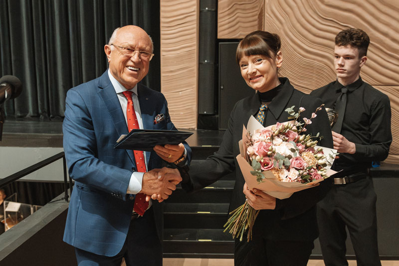 Klaipėdos jūrų krovinių kompanija „Bega“ ne tik remia uostamiesčio kultūros įstaigas, bet ir yra įsteigusi teatro apdovanojimą „Mūza“.