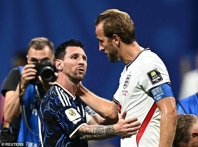 Kane'as ir Lionelis Messi apsikabino po rungtynių