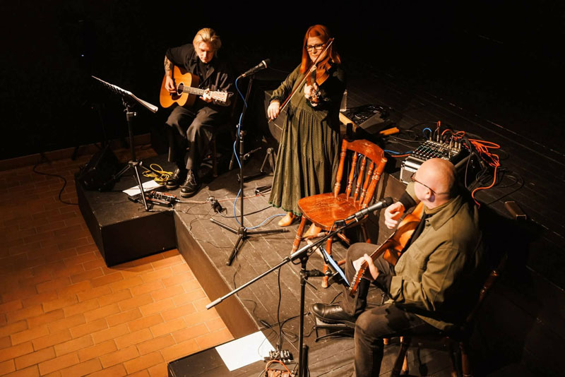 Su tėvais, taip pat žinomais muzikantais, - Vilija ir Ramūnu Šepučiais.