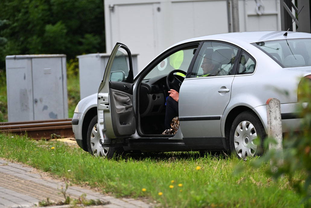 geležinkelio pervaža, automobilis, stop ženklas