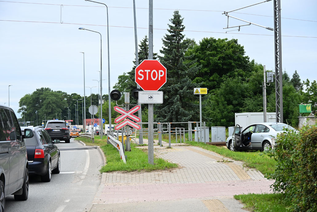 geležinkelio pervaža, automobilis, stop ženklas