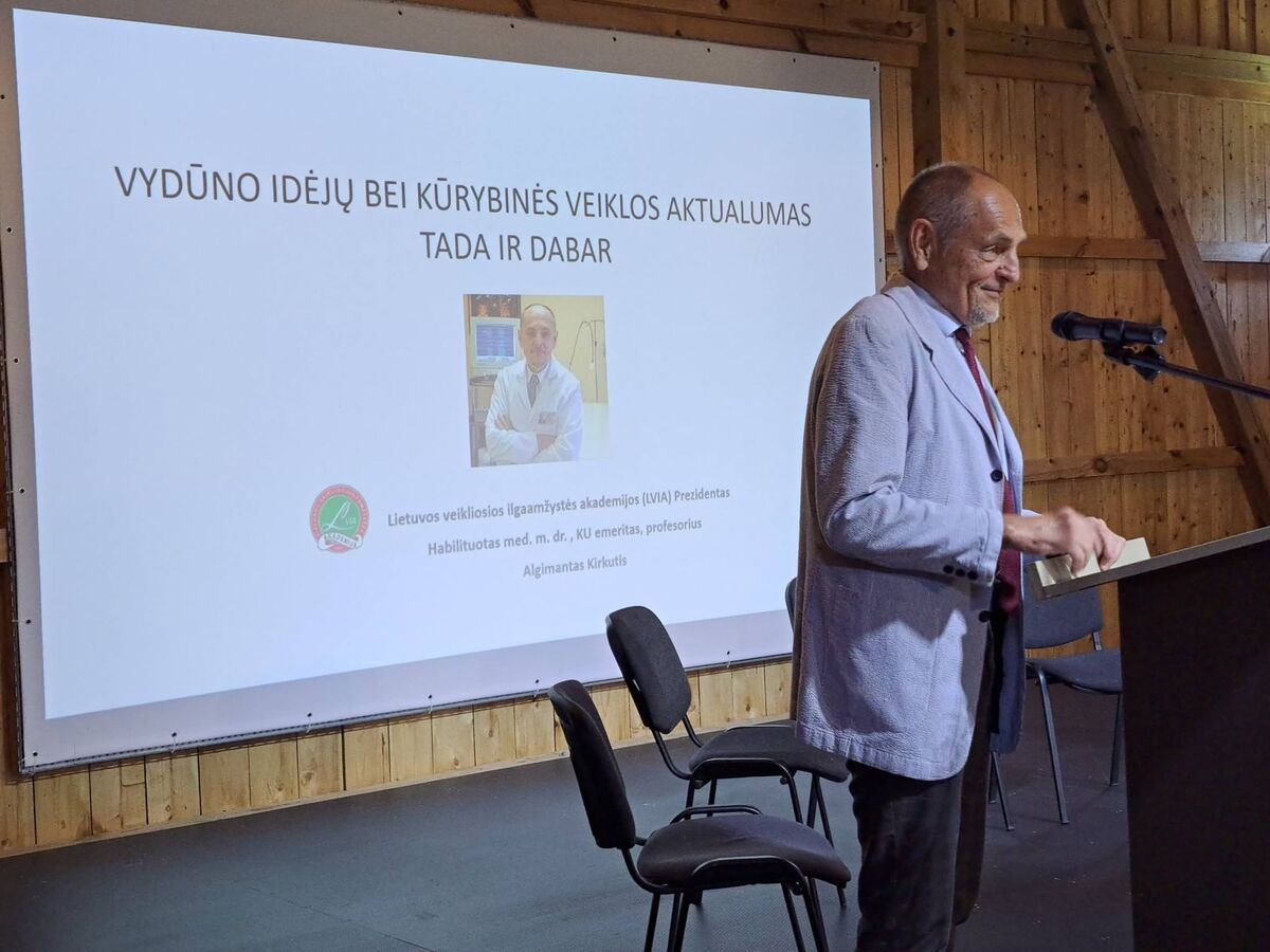 Paminklinis akmuo Vydūno gimtinėje