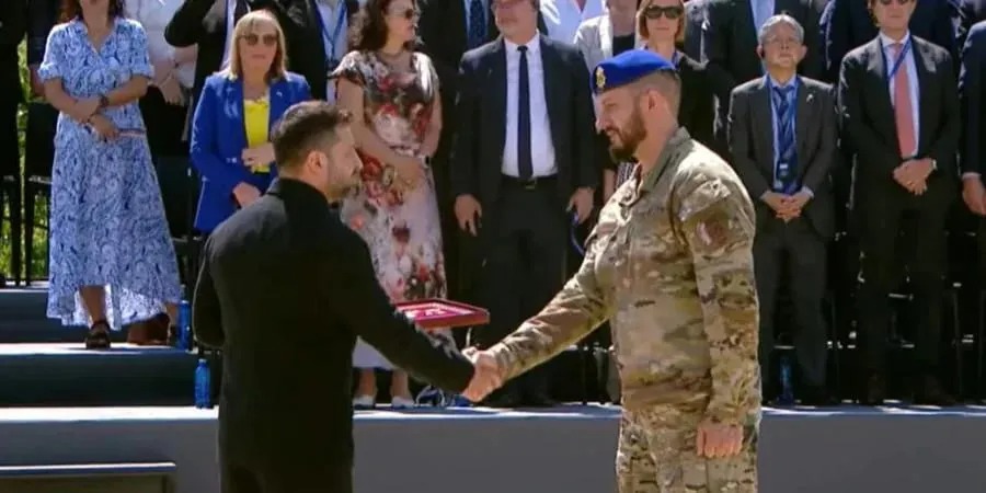 V. Zelenskis suteikė I. Obolenskiui Ukrainos Didvyrio vardą.