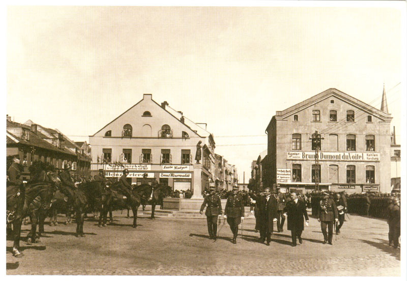 Vizito Klaipėdoje metu prezidentas K. Grinius (centre) Teatro aikštėje sveikinasi su kariuomene.