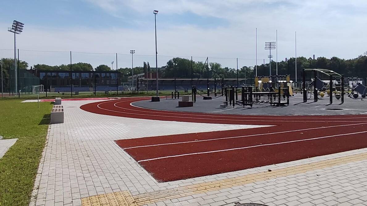 mokykla, stadionas