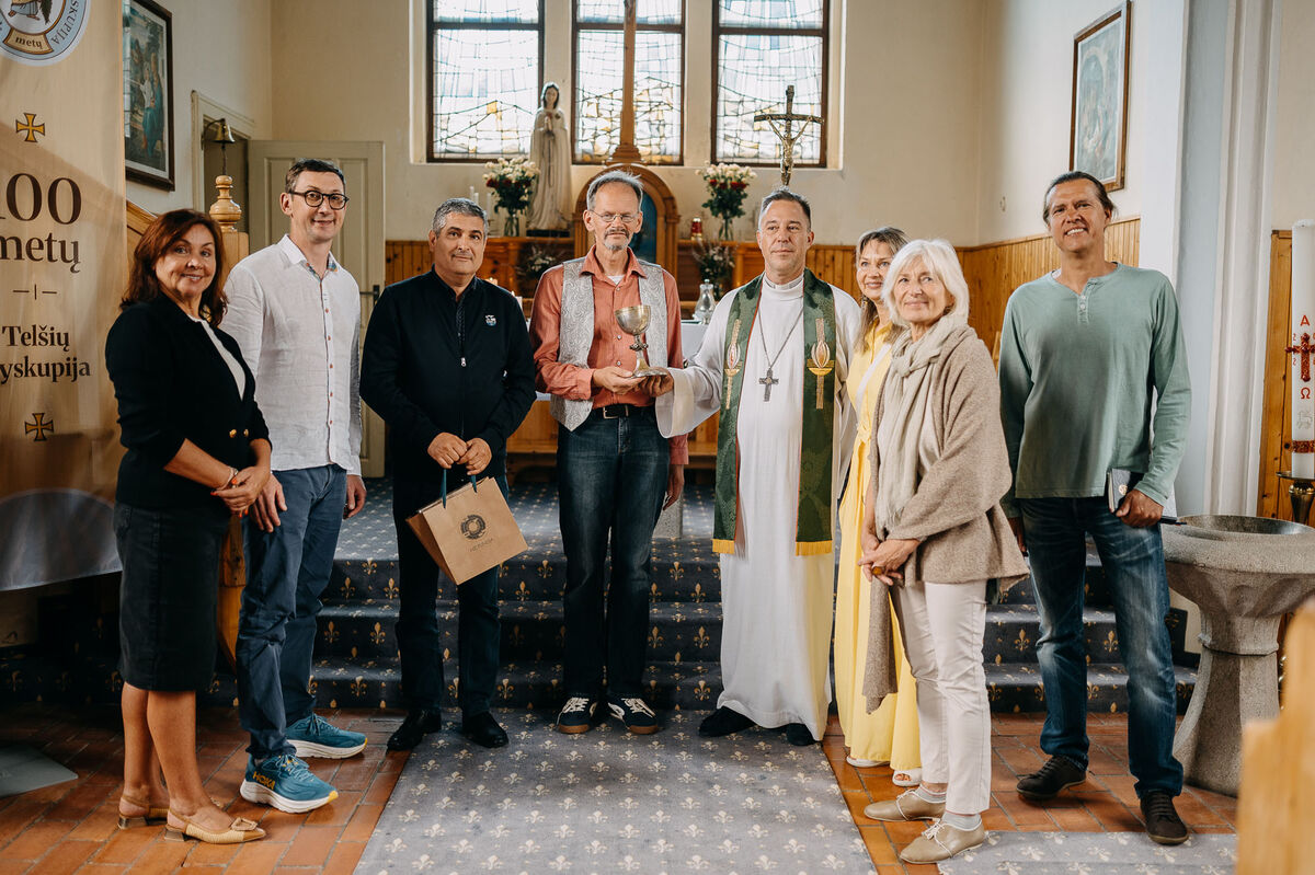 Istorinės bažnyčios taurės perdavimo Juodkrantės evangelikų liuteronų bendruomenei akimirka.