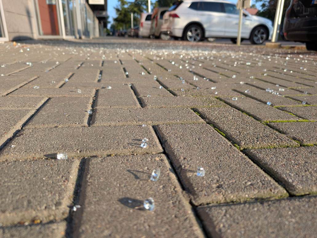 šaligatvis, stiklo šukės