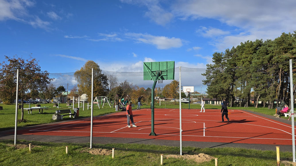 Smeltės kvartalas, krepšinio aikštelė, žmonės