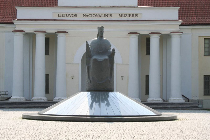 Aikštė, kurioje stovi paminklas, yra senojo Vilniaus miesto širdyje. Redakcijos archyvo nuotr.