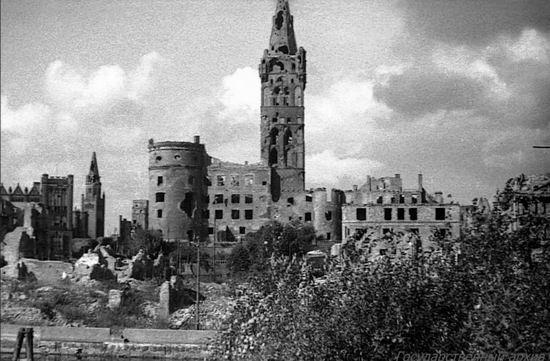 Rusai mėgsta pabrėžti, kad Karaliaučiaus pilį sugriovė ne jie, o anglai ir amerikiečiai masinio antskrydžio 1944 m. vasarą metu. Tačiau iš kur bokšte atsirado artilerijos pabūklų padarytos skylės jie nutyli. Nuotraukoje – pilis 1949 m. 