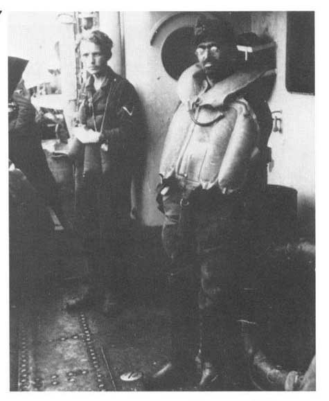 Du laimingieji, kuriems pavyko išsigelbėti iš laivo „Goya“. Fotografuota 1945 m. balandžio 17 d. Nuotrauka iš Heinz Schöno knygos „Flucht über die Ostsee 1944/4“ („Pabėgimas Baltijos jūra“).