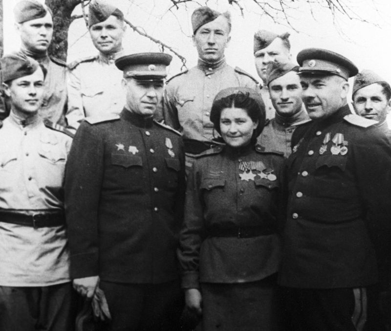 Iš kairės: 16-osios divizijos vadas generolas-pulkininkas Adolfas Urbšas, „kulkosvaidininkė“ Danutė Stanelienė ir divizijos vado pavaduotojas politiniams reikalams Jonas Macijauskas.