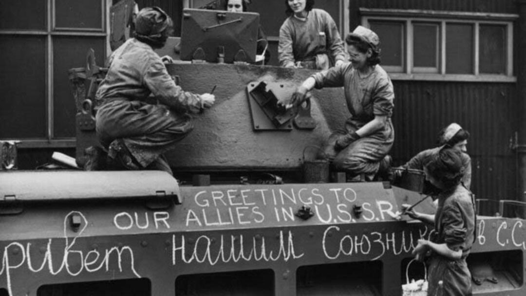 Britų moterys ant siunčiamo tanko „Matilda“ rašo linkėjimus rusų tankistams.